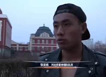 《我老公不靠谱》影评：豪情究竟是甚么　　　　10年前，阮世生的一部《我妻子唔够秤》（别名《我妻子未满十八岁》）是那年秋季华语影坛最浪漫清爽的恋爱笑剧佳作，同时同样成就了阿Sa和伊面这对荧幕情侣；10年后，阮导积极撮合二人再度联袂，谱写前作续集，因而就有了这部《我老公不靠谱》。